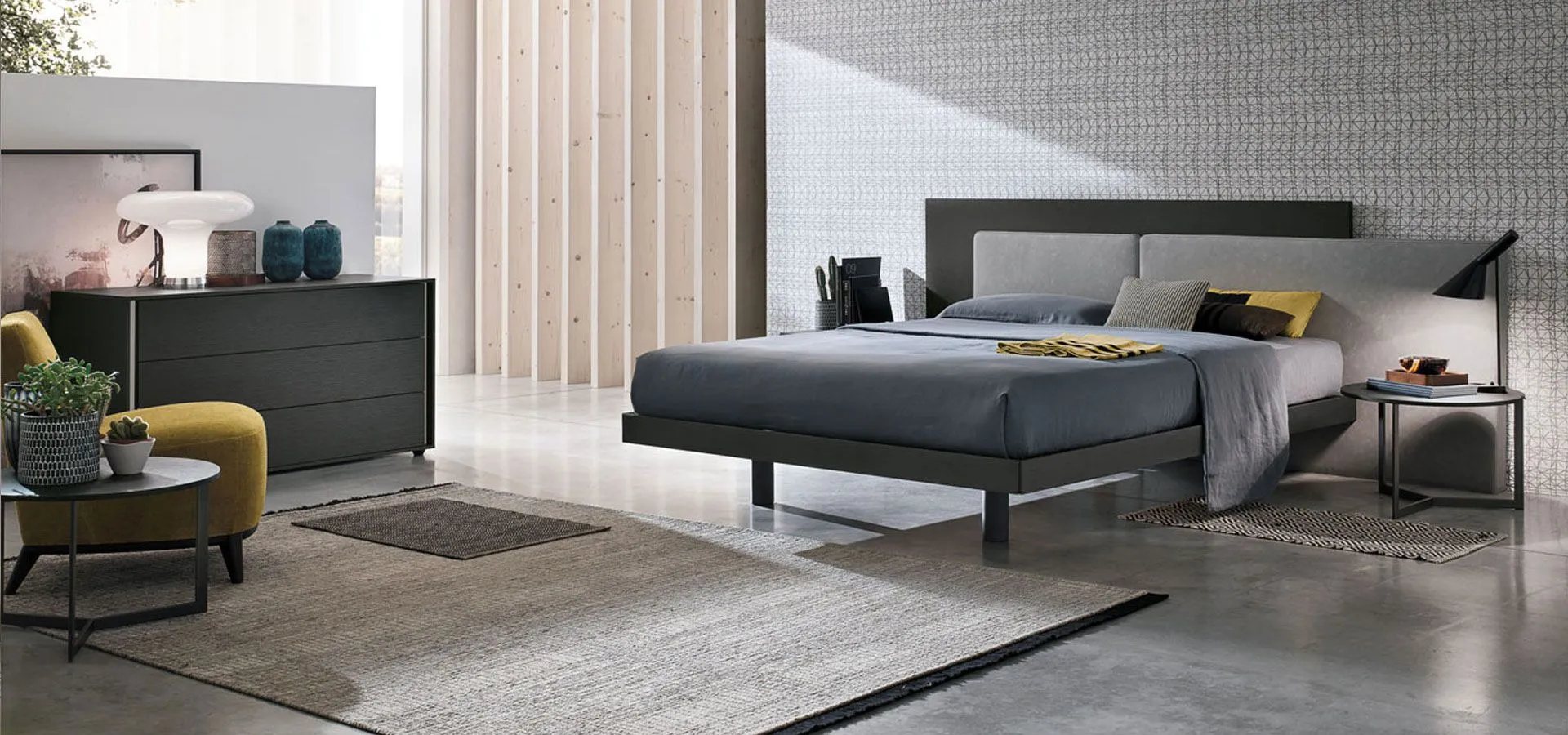 Camera da letto con letto sospeso e boiserie a doghe